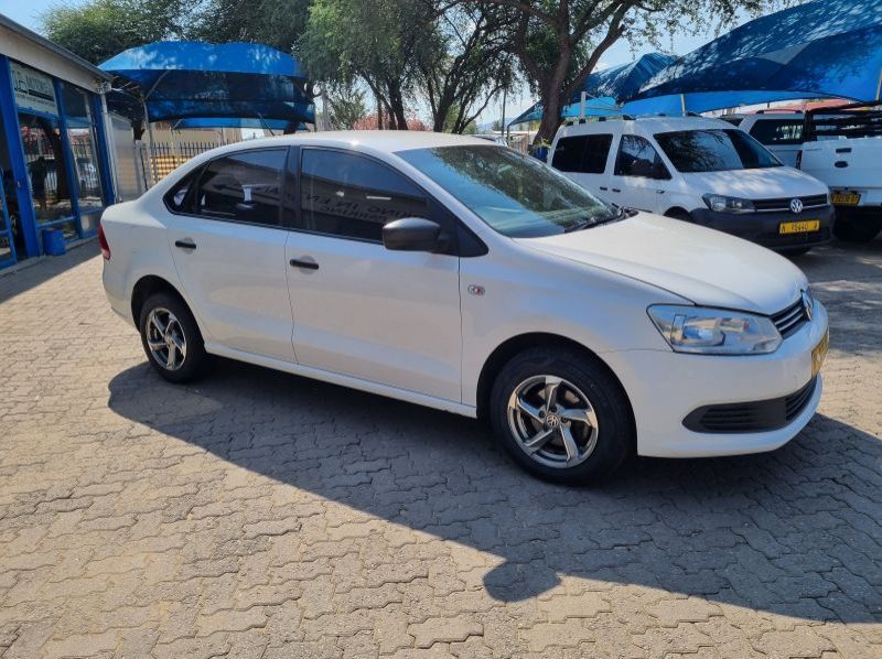 2014 Volkswagen Polo 1.4i Trendline Sedan pictures