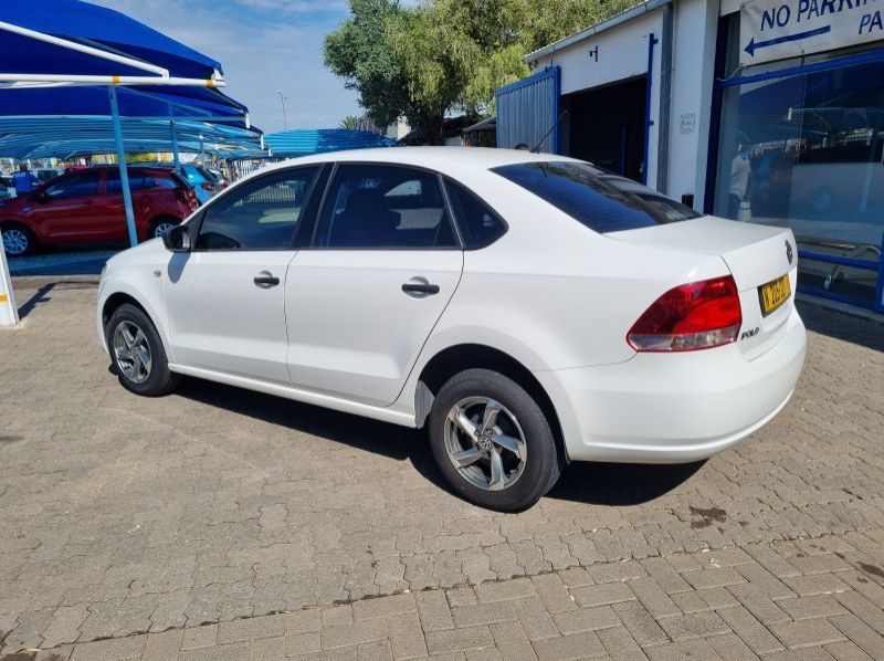 2014 Volkswagen Polo 1.4i Trendline Sedan pictures
