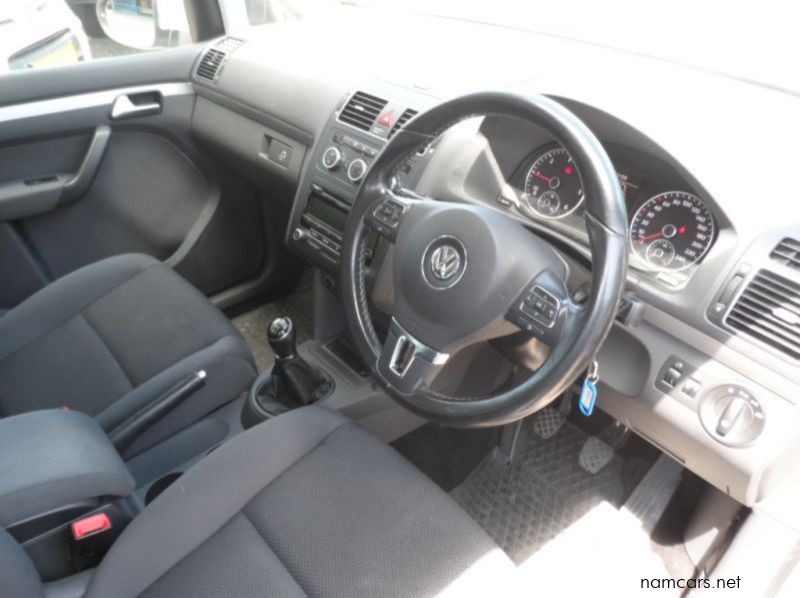 2014 Volkswagen Touran 2.0 TDi pictures