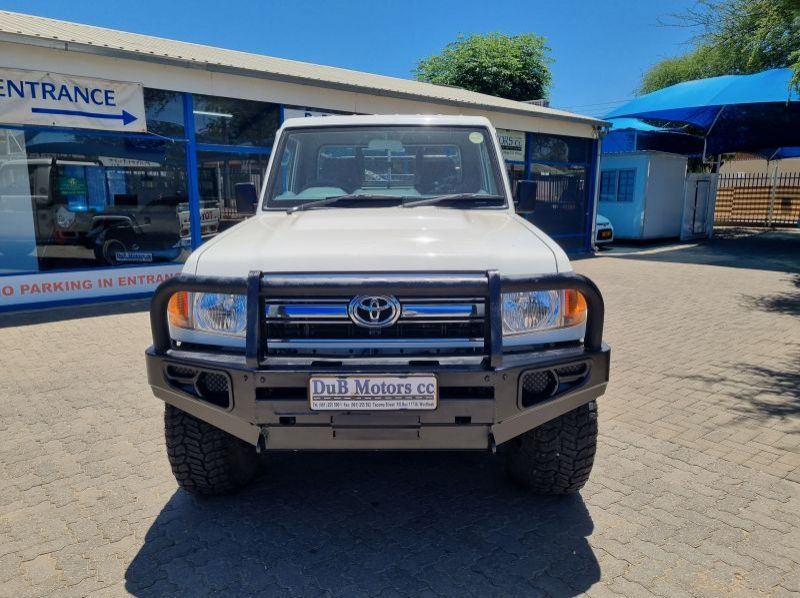 2016 Toyota Landcruiser 4.0i V6 S/Cab pictures