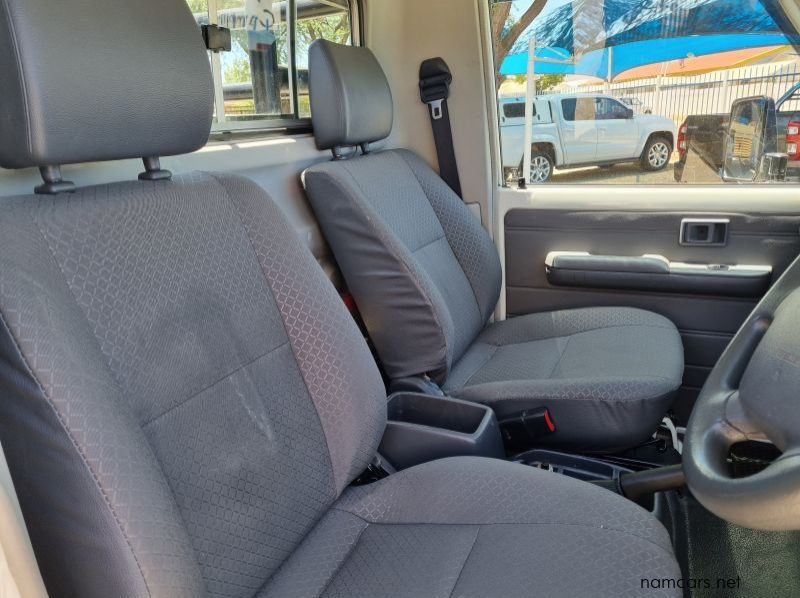 2016 Toyota Landcruiser 4.0i V6 S/Cab pictures