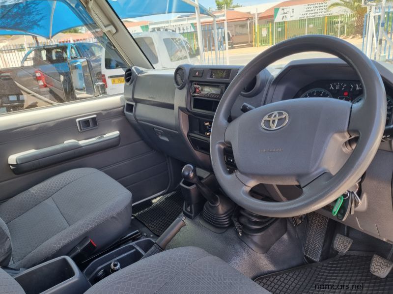 2016 Toyota Landcruiser 4.0i V6 S/Cab pictures