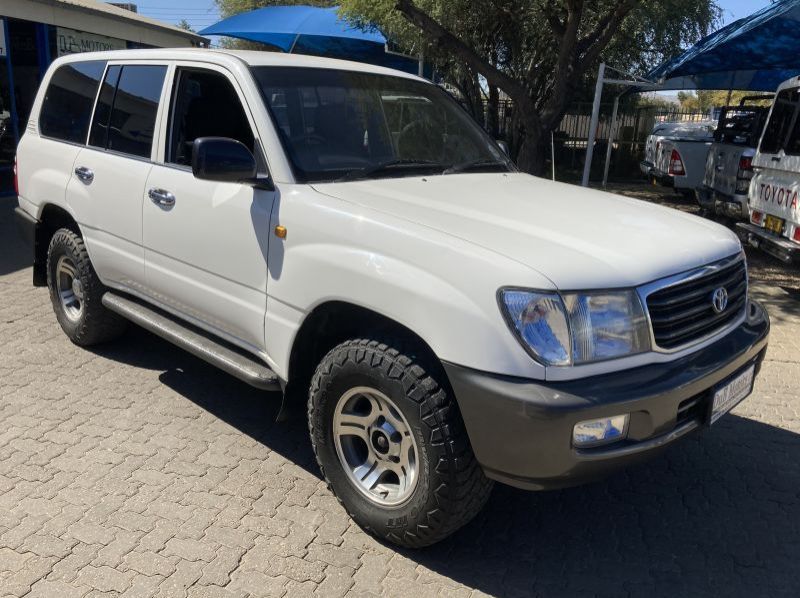 2002 Toyota Land Cruiser 105 4.5 EFI GX pictures